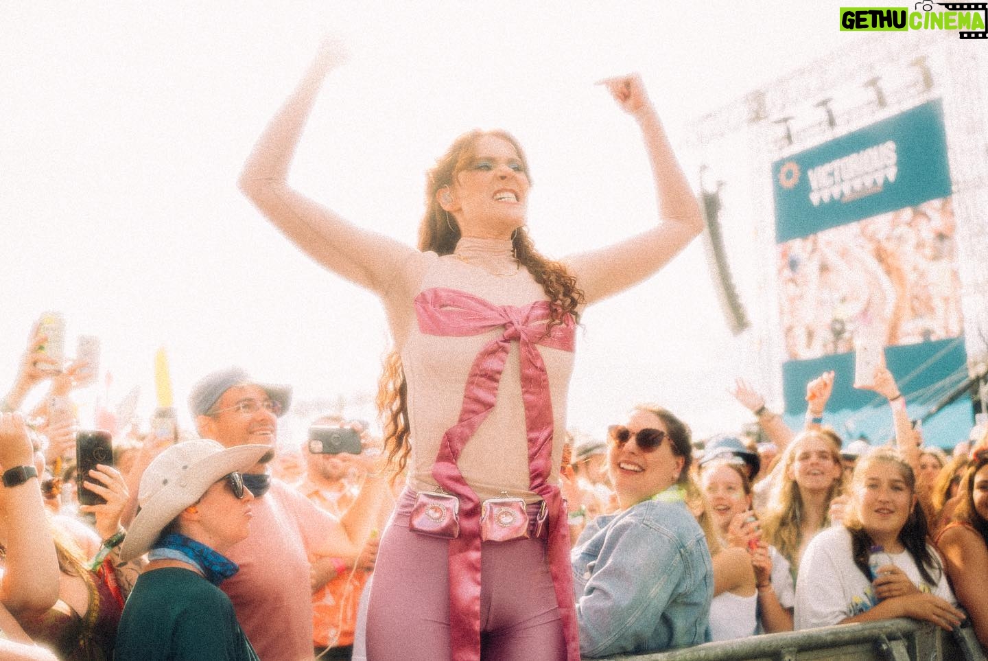 Kate Nash Instagram - What a victorious way to end the summer! Thank you @victoriousfestival 💖 Still coming down from this one. Photos by @dorapaphides hair @thomas.r.silverman make up @gina_blondell