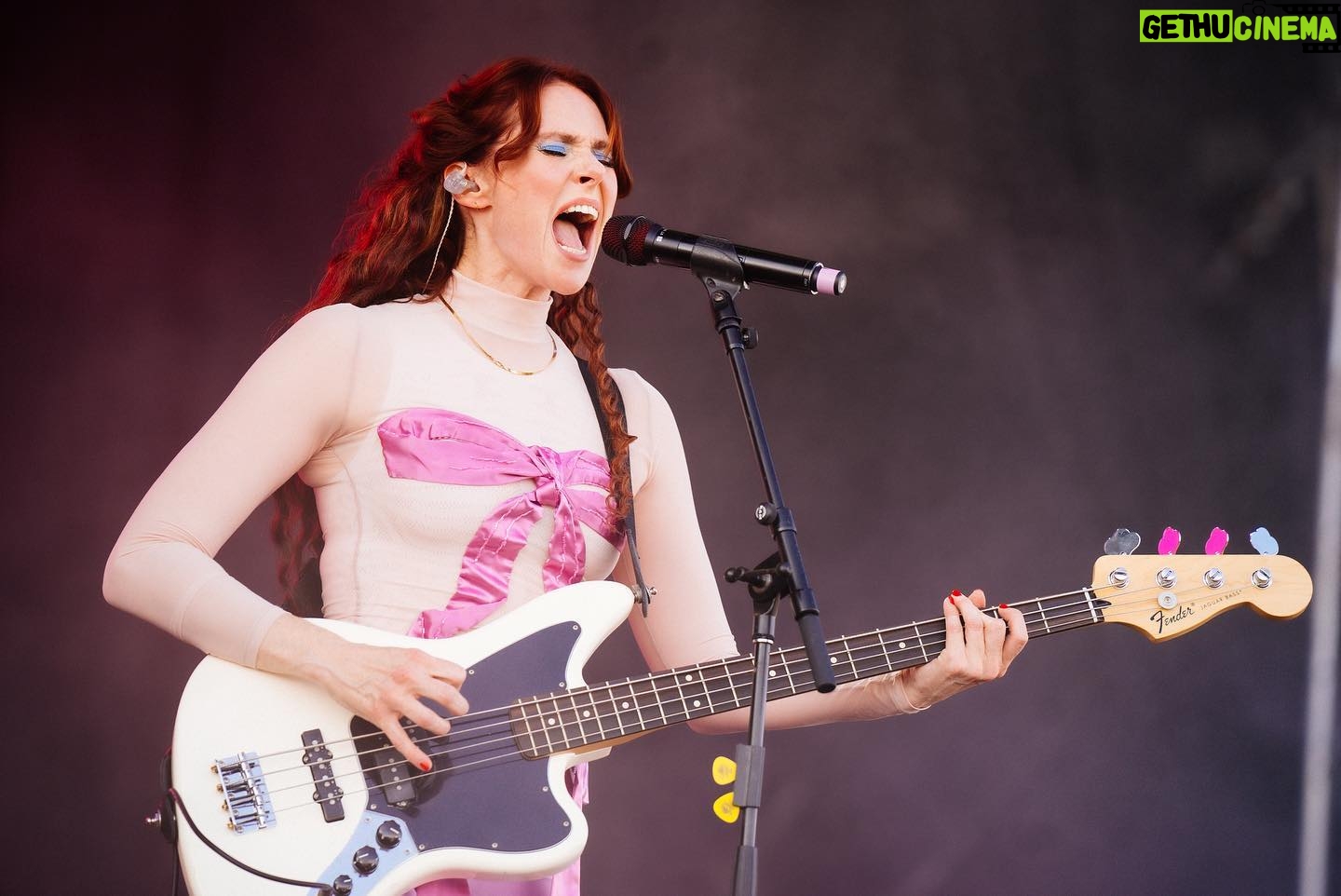 Kate Nash Instagram - What a victorious way to end the summer! Thank you @victoriousfestival 💖 Still coming down from this one. Photos by @dorapaphides hair @thomas.r.silverman make up @gina_blondell