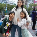 Kate Pang Instagram - 白色情人節，我的前世情人跟情敵都在我手裡，哈哈哈～～ 謝謝阿哲補助我帶小孩去工作的畫面，也感謝 愛德華叔叔一日陪玩，公司真的很有愛，都不介意幫我照顧兩隻🐒，我都替他們冒冷汗😅。 #katepang #host #eelin @eelinofficial #我愛我兒 #我愛女兒