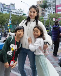 Kate Pang Instagram - 白色情人節，我的前世情人跟情敵都在我手裡，哈哈哈～～ 謝謝阿哲補助我帶小孩去工作的畫面，也感謝 愛德華叔叔一日陪玩，公司真的很有愛，都不介意幫我照顧兩隻🐒，我都替他們冒冷汗😅。 #katepang #host #eelin @eelinofficial #我愛我兒 #我愛女兒