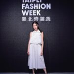 Kate Pang Instagram - 謝謝所有讓我這天很美，但他們自己卻汗流浹背的人，每一場華麗的展演，應該都有一公升的汗水吧！ 📷： @chenjaypeng 👗： @douchanglee 🏠： @tpe.fashionweek 💇： @ruiizzz styling： @sunnyouo #台北時裝週 #taipeifashionweek #taipei #taiwan #誠品松菸 #douchanglee #eelin #伊林娛樂 #2024aw #喵哥的汗水換來美麗的照片 #經紀人幫忙提大包小包 #晴是我的蝴蝶結救星