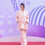 Kate Pang Instagram - 新年快結束了，但龍🐉年正開始！想必名字裡面有🐲的我，應該會好運龍來，工作龍來，幸福龍來～～～～自己先旺自己一下！旺旺！ 謝謝 #晴 的精心造型，台灣本地設計 @yentity_official ，完全滿足了超愛穿西裝的我～～～ 也謝謝喵哥拍的美照～～感恩😇 @chenjaypeng #龎蕾馨 #龍年行大運 #好運龍底加 #katepang #luckyme #luckydragon #eelin #伊林娛樂 #yentity_official #大耳環竟然毫無違和