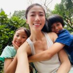 Kate Pang Instagram - 带孩子去公园玩，每次看他们像猴子🐒一样爬来爬去，我心里真的很羡慕，因为小时候的我非常怕高，我这辈子从来没有爬到monkey bar上面过。 今天儿子说：「馬麻，我教你。」然後一個一個步驟做給我看，跟著兒子的步伐，我心驚膽跳的爬上去了！（左滑⬅️）兒子很自在的在上面走來走去，还躺在我身上，让我开始渐渐有了安全感，上面的风景，还真是不错。 谢谢孩子给我突破自我的机会和力量，也很幸运，因为有了他们，我才会想一直像个孩子一样地玩耍，感恩现在还有力气跟他们运动，希望这样的体力可以维持下去。 👟： @asicssg @asics 👖： @asicssg @asics #asicssg