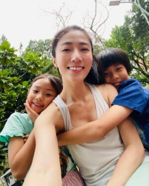 Kate Pang Instagram - 带孩子去公园玩，每次看他们像猴子🐒一样爬来爬去，我心里真的很羡慕，因为小时候的我非常怕高，我这辈子从来没有爬到monkey bar上面过。

今天儿子说：「馬麻，我教你。」然後一個一個步驟做給我看，跟著兒子的步伐，我心驚膽跳的爬上去了！（左滑⬅️）兒子很自在的在上面走來走去，还躺在我身上，让我开始渐渐有了安全感，上面的风景，还真是不错。

谢谢孩子给我突破自我的机会和力量，也很幸运，因为有了他们，我才会想一直像个孩子一样地玩耍，感恩现在还有力气跟他们运动，希望这样的体力可以维持下去。

👟： @asicssg @asics 
👖： @asicssg @asics 

#asicssg