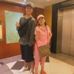Kate Pang Instagram - 母亲节要到了，今年母亲节，老妈百年难得一见说要出国，平常揪她staycation都会说认床，怕睡不着而拒绝我们，这次竟然要跟朋友去北海道.......好吧！老人家有自己的世界，也因此，我们提早庆祝母亲节，带妈妈去吃饭，结果最后还是妈妈抢走账单........🫥🫥🫥（好意思吗我？） 我妈是标准射手座，非常外向，喜欢跟朋友去逛街，还会每个月安排生日会，帮朋友庆生，很照顾身边的人，帮我老公买的衣服、鞋子，比我帮他买的还要多，买小孩的东西也从不手软，我都很怕小孩被宠坏，帮妈妈买东西，还硬要塞钱给我们，生病看医生也说我们有小孩要照顾，不让我们陪伴，想找个缝隙回报她都找不到。 想当年，我妈真的是超级大美人一枚，虽然现在还是朵花，但这几年身体开始有一些老化症状，之前说眼睛看不见，真是要把我吓死，还好后来做了小手术渐渐痊愈中。 我们长大一天，父母就苍老一日，能够相聚的时间，只有越来越少，特别是自己为人父母才知道，对孩子的爱与牵挂，一辈子都断不了，虽然我每次都跟我妈说，我过得很好，不用担心，但我妈还是一见到我就说：「你有休息够吗？干嘛每天煮饭那么累？工作还要带小孩那么辛苦！」（这不是当父母的义务吗🤪） 今年母亲节，除了希望妈妈健健康康，快快乐乐过每一天，也希望我可以飞黄腾达，日子过得轻松惬意，不让妈妈担心，但到时她可能又会怕我变得太懒惰，还是钱太多花不完之类的。（妈妈就是要有一个悬念啦！😆） 上图是安迪跟我妈很有默契的穿了情侣装，安迪还说他们是 #blackpink .....🙈 #母亲节 #mothersday #motherinlaw #andiechen #母親節 #女婿和岳母