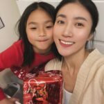 Kate Pang Instagram – 在廚房煮飯的時候，妹妹突然對我說：
「媽媽再過兩天就是你的生日了（其實是三天），你想要先拿你的禮物嗎？」

我：「我已經得到世界上最棒的禮物了，就是你呀！」

妹妹：「可是我已經準備好了，是我自己包的喔！」

轉身一看，妹妹手拿著禮物看著我，這個畫面完全融化我的心，其實不需要禮物，媽媽只需要被記得就覺得很幸福了。

祝全天下的女人，婦女節快樂，無論我們處在什麼位置，什麼狀態，今天一定要告訴自己，我是最棒的！

#internationalwomensday #婦女節 #妇女节 #katepang #averychen #有女兒真好 #禮物應該不會是整人玩具吧