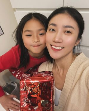 Kate Pang Instagram - 在廚房煮飯的時候，妹妹突然對我說：
「媽媽再過兩天就是你的生日了（其實是三天），你想要先拿你的禮物嗎？」

我：「我已經得到世界上最棒的禮物了，就是你呀！」

妹妹：「可是我已經準備好了，是我自己包的喔！」

轉身一看，妹妹手拿著禮物看著我，這個畫面完全融化我的心，其實不需要禮物，媽媽只需要被記得就覺得很幸福了。

祝全天下的女人，婦女節快樂，無論我們處在什麼位置，什麼狀態，今天一定要告訴自己，我是最棒的！

#internationalwomensday #婦女節 #妇女节 #katepang #averychen #有女兒真好 #禮物應該不會是整人玩具吧