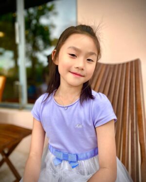 Kate Pang Instagram - 初生之犊不畏虎，地震来的时候，我们大人都吓得要死，问妹妹在学校的时候会不会害怕，她老神在在的说「还好啊～～～老师说地震来的时候要冷静。」

我们都要乖乖听老师的话。

💍： @thestarry.kids