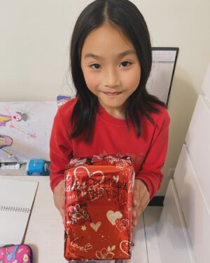 Kate Pang Instagram - 在廚房煮飯的時候，妹妹突然對我說：
「媽媽再過兩天就是你的生日了（其實是三天），你想要先拿你的禮物嗎？」

我：「我已經得到世界上最棒的禮物了，就是你呀！」

妹妹：「可是我已經準備好了，是我自己包的喔！」

轉身一看，妹妹手拿著禮物看著我，這個畫面完全融化我的心，其實不需要禮物，媽媽只需要被記得就覺得很幸福了。

祝全天下的女人，婦女節快樂，無論我們處在什麼位置，什麼狀態，今天一定要告訴自己，我是最棒的！

#internationalwomensday #婦女節 #妇女节 #katepang #averychen #有女兒真好 #禮物應該不會是整人玩具吧