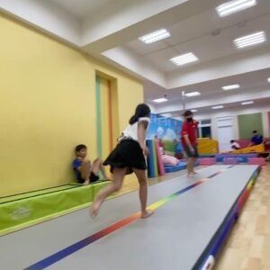 Kate Pang Instagram - 自从有了孩子之后，在荧光幕前面的时间就变少了，常常很想念工作时的成就感，但如果工作要牺牲陪伴孩子的时间，又会让我内心很拉扯。

妹妹幼儿园中班的时候，某天晚上说“马麻，我想要后空翻”

“哦！那你要去学体操哦！”我说。

对于孩子学才艺这件事，我从不勉强，但只要他们有自己的想法，我就会想办法满足，于是，我们就展开了体操生涯。

一开始，哥哥也跟着去上体验课，一试也爱上了，当时哥哥年纪比较大，侧翻一下就学起来了，反而是最想要学的妹妹一直翻不好，看到哥哥每天在家翻来翻去，妹妹也很努力的练习，无论是跳床、跳箱、侧翻还是倒立，妹妹都比哥哥慢一步，随着时间过去，妹妹也渐渐越来越上手。

今天，兄妹一起开始练习侧空翻，妹妹竟然翻得比哥哥还直，哥哥可能有点没信心，手一直不敢离开地面，但妹妹自信又开心的翻过去了，看到这一幕，真的很感动。

回顾最开始练习的画面（第二段影片），原本连撑在地上翻都需要老师帮忙调整，到现在能做到这么困难的动作，我们也花了快4年的时间，孩子的汗水、我的奔波、老公的薪水😆，当然还有老师的努力，囊括所有人的付出和心血，我们才得到今天的成果。

陪伴孩子上才艺课，有时候真的蛮无聊的，跟着一群家长坐在沙发上等，可是当我突然瞄到孩子完成一个新的动作时，真的比自己做到那个动作还来得开心，好想大喊“孩子你好棒！”

步入家庭，含辛茹苦的陪伴孩子一起成长，至今十年了，不觉得自己牺牲了什么，给他们一個幸福快乐的童年，是我給自己的目标，也許，我也想在这个过程当中，治愈自己的童年吧！

#希望你们长大后心智比妈妈更强大 #期待我功成身退的那天