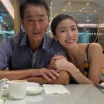 Kate Pang Instagram – 好久没看到爸爸，请哥哥帮我们拍照，没想到他连拍爷爷都敢乱按～～～～😤😤😤

#手机给我拿来 @kandiefamily 
#不专业摄影师