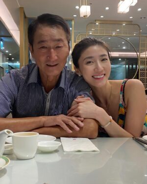 Kate Pang Instagram - 好久没看到爸爸，请哥哥帮我们拍照，没想到他连拍爷爷都敢乱按～～～～😤😤😤

#手机给我拿来 @kandiefamily 
#不专业摄影师