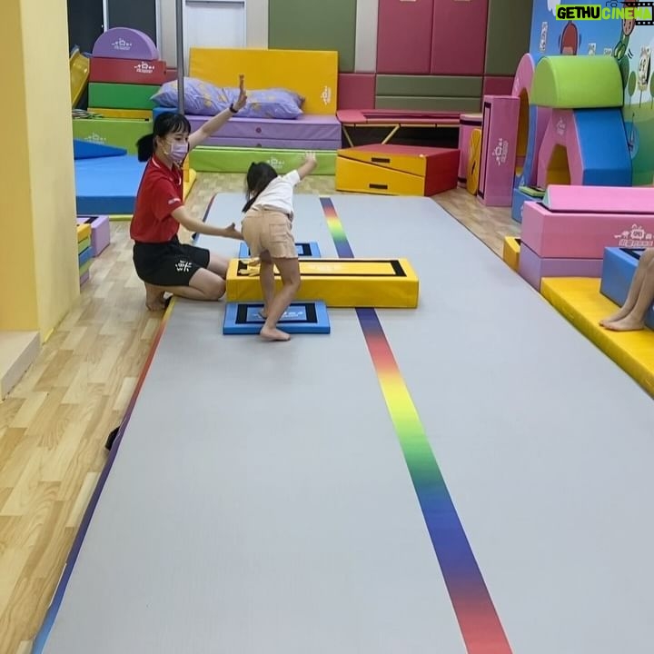 Kate Pang - 643 Likes - 自从有了孩子之后,在荧光幕前面的时间就变少了,常常很想念工作时的成就感,但如果工作要牺牲陪伴孩子的时间,又会让我内心很拉扯。
妹妹幼儿园中班的时候,某天晚上说“马麻,我想要后空翻”
“哦!那你要去学体操哦!”我说。
对于孩子学才艺这件事,我从不勉强,但只要他们有自己的想法,我就会想办法满足,于是,我们就展开了体操生涯。
一开始,哥哥也跟着去上体验课,一试也爱上了,当时哥哥年纪比较大,侧翻一下就学起来了,反而是最想要学的妹妹一直翻不好,看到哥哥每天在家翻来翻去,妹妹也很努力的练习,无论是跳床、跳箱、侧翻还是倒立,妹妹都比哥哥慢一步,随着时间过去,妹妹也渐渐越来越上手。
今天,兄妹一起开始练习侧空翻,妹妹竟然翻得比哥哥还直,哥哥可能有点没信心,手一直不敢离开地面,但妹妹自信又开心的翻过去了,看到这一幕,真的很感动。
回顾最开始练习的画面(第二段影片),原本连撑在地上翻都需要老师帮忙调整,到现在能做到这么困难的动作,我们也花了快4年的时间,孩子的汗水、我的奔波、老公的薪水😆,当然还有老师的努力,囊括所有人的付出和心血,我们才得到今天的成果。
陪伴孩子上才艺课,有时候真的蛮无聊的,跟着一群家长坐在沙发上等,可是当我突然瞄到孩子完成一个新的动作时,真的比自己做到那个动作还来得开心,好想大喊“孩子你好棒!”
步入家庭,含辛茹苦的陪伴孩子一起成长,至今十年了,不觉得自己牺牲了什么,给他们一個幸福快乐的童年,是我給自己的目标,也許,我也想在这个过程当中,治愈自己的童年吧!
#希望你们长大后心智比妈妈更强大 #期待我功成身退的那天