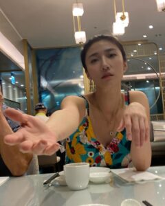 Kate Pang Instagram - 好久没看到爸爸，请哥哥帮我们拍照，没想到他连拍爷爷都敢乱按～～～～😤😤😤 #手机给我拿来 @kandiefamily #不专业摄影师