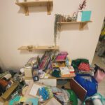 Kate Pang Instagram - 地震发生时，我在车上等红灯，突然觉得车子引擎好像坏了….怎么一直在抖～～眼角余光看到旁边旧大楼整栋在晃，我不知道该闯红灯离开还是继续乖乖等红灯，这个时候真的度日如年，看到地震一直没停，对不起，我就闯红灯右转逃跑了…. 因为没带手机，很担心老公一个人在家怎么了，该不会房子塌了吧！路上看到的街景依旧，我们家应该没事吧！不知道孩子在学校会害怕吗？地震结束了吗？之后还会更严重吗？ 看到家里东西倒塌成这样，心想，地震当时，待在家应该也会吓出一身膽，很幸运的是，我们人都平安，家人、朋友也都没事，虽然老公电脑萤幕破了，但我们的switch掉在被地震摇开的抽屉，红星大奖、亚洲电视大奖奖杯都掉在纸箱上，只了一个小角，掉了一颗水晶，滚得老远的玻璃花瓶和洗面乳，也完全没有碎，还有我墙壁架子上满满的玻璃瓶，都完好无缺，真的lucky到不行。 谢谢大家关心，我们一切安好，也祈祷不再传出灾情，祝愿大家平平安安。 #人类真的很渺小 #惊魂未定 #大自然的力量 #敬天 #抽屉是地震震开的
