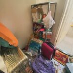 Kate Pang Instagram - 地震发生时，我在车上等红灯，突然觉得车子引擎好像坏了….怎么一直在抖～～眼角余光看到旁边旧大楼整栋在晃，我不知道该闯红灯离开还是继续乖乖等红灯，这个时候真的度日如年，看到地震一直没停，对不起，我就闯红灯右转逃跑了…. 因为没带手机，很担心老公一个人在家怎么了，该不会房子塌了吧！路上看到的街景依旧，我们家应该没事吧！不知道孩子在学校会害怕吗？地震结束了吗？之后还会更严重吗？ 看到家里东西倒塌成这样，心想，地震当时，待在家应该也会吓出一身膽，很幸运的是，我们人都平安，家人、朋友也都没事，虽然老公电脑萤幕破了，但我们的switch掉在被地震摇开的抽屉，红星大奖、亚洲电视大奖奖杯都掉在纸箱上，只了一个小角，掉了一颗水晶，滚得老远的玻璃花瓶和洗面乳，也完全没有碎，还有我墙壁架子上满满的玻璃瓶，都完好无缺，真的lucky到不行。 谢谢大家关心，我们一切安好，也祈祷不再传出灾情，祝愿大家平平安安。 #人类真的很渺小 #惊魂未定 #大自然的力量 #敬天 #抽屉是地震震开的
