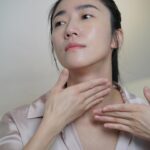 Kate Pang Instagram - 第一次，真的是第一次，超級興奮的，在大家還沒有使用過的時候，我就第一個來嚐鮮《幸Miyuki》面霜！ 年過四十，真的開始感受到青春的流逝，對於保養品，也很慎重的選擇，畢竟已經沒有年輕時那種隨便亂塗都很美的資本，但也因為現在膚況不如從前，容易乾燥，產生細紋，所以對保養品的功效，反而會有更明顯的感受。 這次體驗來自日本的《幸Miyuki》，手指一沾到乳霜的時候，有種在沾蛋黃醬的感覺，好滑好細緻，感覺很特別，正想說不知道會不會太油，沒想到，塗在臉上一下子就吸收了，完全不黏不膩，保養完馬上躺在枕頭上都不會黏到棉絮，非常清爽，滋潤度也很好，隔天起床皮膚很有光澤，完全不像是一整晚睡在冷氣房的肌膚，好適合每天待在辦公室的朋友。 使用一段時間，我發現，明明忙了一整天超累的，但我老公還會說我氣色很好，我發現是皮膚滋潤度變好，膚質變細緻，膚色也均勻很多，因為平常不愛化妝，有時候白天照鏡子，也搞不清楚自己擦隔離霜了沒，就走出門了～真的不是我在誇張。 這麼好用的產品，就來跟大家分享一下我的使用方法，洗完臉後，我會簡單拍上化妝水，擦好眼霜，接著就挖出適量的《幸Miyuki》面霜，稍微沾在兩根手指，把乳霜點在額頭，兩頰，鼻尖和下巴，輕輕由內向外，由下往上推開，全臉塗勻後，最後在用整個手掌稍微輕輕把臉往上拉提，然後謝謝鏡子裡的自己，這麼努力地過日子，接下來無論是要就寢或是去工作，都帶著滿滿幸福的感覺呢～！ 產品目前沒有公開販售，有興趣想搶先體驗預購價的朋友，我這幾天會在限動上放購買連結🔗，大家要記得鎖定喔！ 超級優惠！！！ #幸MIYUKI #好膚質大家都愛 #不要讓歲月太快摧殘我們 #姊姊妹妹一起亮起來