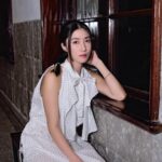 Kate Pang Instagram - 謝謝所有讓我這天很美，但他們自己卻汗流浹背的人，每一場華麗的展演，應該都有一公升的汗水吧！ 📷： @chenjaypeng 👗： @douchanglee 🏠： @tpe.fashionweek 💇： @ruiizzz styling： @sunnyouo #台北時裝週 #taipeifashionweek #taipei #taiwan #誠品松菸 #douchanglee #eelin #伊林娛樂 #2024aw #喵哥的汗水換來美麗的照片 #經紀人幫忙提大包小包 #晴是我的蝴蝶結救星