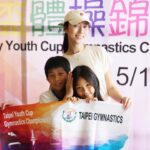Kate Pang Instagram - 今年母親节，整个周末都在体育馆度过，当孩子的拉拉队。 某天晚上，念幼儿园的妹妹说想学后空翻，我就找了几间儿童体操🤸去试上，没想到，就这样一个念头，我们练了四年，连哥哥也栽了进去。 前几年，老师问我们要不要参加比赛，哥哥说都可以，妹妹说不要，后来看到同学纷纷拿奖状、奖牌🏅还有奖杯🏆，妹妹羨慕的说「我也想要奖牌」....于是，去年开始就报名参加了 #台北市體操盃青年錦標賽 ，两个孩子还搞不清楚比赛是怎么回事，每次练习都一直嘻嘻哈哈，到了比赛结束，哥哥得了一面铜牌🥉，妹妹惨遭滑铁卢，两个都发了狠说明年要得金牌🎖️，孩子的一句话，妈妈也只好再硬着头皮，报名参加今年比赛，放学后赶着回家晚餐，赶着练习，赶着睡觉，日复一日。 今年，看到两个孩子态度改变很多，对这件事的态度开始严肃，也很努力想突破自己一直做不到的事，虽然没有做到100%完美动作，但也没有比平常练习更多的失误，看得出他们皮有绷紧，想做到最好。 这次比赛项目跳箱、弹跳床和单杠，看起来好像很容易，但在练习过程，孩子们不知流了多少眼泪和汗水，也好几次吵着说不要比赛了，虽然很心疼，但妈妈也希望你们可以有更多面对困难的韧性，一直告诉你们不可以放弃，就算再苦再难，我们一定要做到自己的最好，把比赛完成，真的不喜欢，下次我们就不比了，但说到的事，一定要坚持做到，比赛不是只有一个人的努力，这是老师的用心、妈妈的时间和爸爸辛苦工作的团队合作，任何一个人的放弃，就是辜负所有人的付出，就这样，熬到了今天。 这次妹妹先比完，获得一面银牌🥈，心情比上次好太多，我也松了一口气，没想到今天哥哥比完，成绩意外的好，不但三项都获得银牌🥈，还有总成绩全能银牌奖座，妹妹一得知消息就崩溃了，她觉得自己不够好，但....前一天明明还很开心的啊！ 还好有爸爸耐心安慰她，比赛真的很靠运气，其实妹妹的动作完成度都非常高，只是其他小朋友选的难度更高，而且，本来就不应该因为哥哥成绩好而感到难过啊..... 今年真是一个难忘的母亲节，看着两个孩子在比赛中学习、成长，我们也终于收割了辛苦耕耘的果实，想说可以好好休息一下了，妹妹又来一句「我还想再比一次。」我的老天鹅啊～～～～🫠🫠🫠妈妈偶真的快累鼠惹啦～～ #有没有这么爱比赛 #一下要比一下又不要 #整人专家都没你夸张 #gymnastics #parenting #motheranddaughter #motherandson #kandie #今年有爸爸摄影师 #三面银牌至今我还是觉得不可思议 #谢谢小品老师的教导 #happymothersday #母亲节快乐