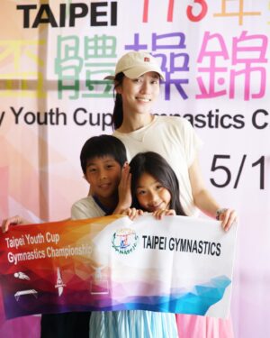 Kate Pang Instagram - 今年母親节，整个周末都在体育馆度过，当孩子的拉拉队。

某天晚上，念幼儿园的妹妹说想学后空翻，我就找了几间儿童体操🤸去试上，没想到，就这样一个念头，我们练了四年，连哥哥也栽了进去。

前几年，老师问我们要不要参加比赛，哥哥说都可以，妹妹说不要，后来看到同学纷纷拿奖状、奖牌🏅还有奖杯🏆，妹妹羨慕的说「我也想要奖牌」....于是，去年开始就报名参加了 #台北市體操盃青年錦標賽 ，两个孩子还搞不清楚比赛是怎么回事，每次练习都一直嘻嘻哈哈，到了比赛结束，哥哥得了一面铜牌🥉，妹妹惨遭滑铁卢，两个都发了狠说明年要得金牌🎖️，孩子的一句话，妈妈也只好再硬着头皮，报名参加今年比赛，放学后赶着回家晚餐，赶着练习，赶着睡觉，日复一日。

今年，看到两个孩子态度改变很多，对这件事的态度开始严肃，也很努力想突破自己一直做不到的事，虽然没有做到100%完美动作，但也没有比平常练习更多的失误，看得出他们皮有绷紧，想做到最好。

这次比赛项目跳箱、弹跳床和单杠，看起来好像很容易，但在练习过程，孩子们不知流了多少眼泪和汗水，也好几次吵着说不要比赛了，虽然很心疼，但妈妈也希望你们可以有更多面对困难的韧性，一直告诉你们不可以放弃，就算再苦再难，我们一定要做到自己的最好，把比赛完成，真的不喜欢，下次我们就不比了，但说到的事，一定要坚持做到，比赛不是只有一个人的努力，这是老师的用心、妈妈的时间和爸爸辛苦工作的团队合作，任何一个人的放弃，就是辜负所有人的付出，就这样，熬到了今天。

这次妹妹先比完，获得一面银牌🥈，心情比上次好太多，我也松了一口气，没想到今天哥哥比完，成绩意外的好，不但三项都获得银牌🥈，还有总成绩全能银牌奖座，妹妹一得知消息就崩溃了，她觉得自己不够好，但....前一天明明还很开心的啊！

还好有爸爸耐心安慰她，比赛真的很靠运气，其实妹妹的动作完成度都非常高，只是其他小朋友选的难度更高，而且，本来就不应该因为哥哥成绩好而感到难过啊.....

今年真是一个难忘的母亲节，看着两个孩子在比赛中学习、成长，我们也终于收割了辛苦耕耘的果实，想说可以好好休息一下了，妹妹又来一句「我还想再比一次。」我的老天鹅啊～～～～🫠🫠🫠妈妈偶真的快累鼠惹啦～～

#有没有这么爱比赛 #一下要比一下又不要 #整人专家都没你夸张 #gymnastics #parenting #motheranddaughter  #motherandson #kandie #今年有爸爸摄影师 #三面银牌至今我还是觉得不可思议 #谢谢小品老师的教导 #happymothersday #母亲节快乐