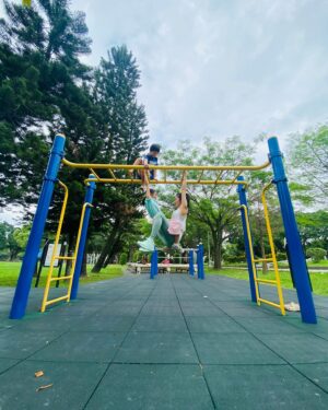 Kate Pang Instagram - 带孩子去公园玩，每次看他们像猴子🐒一样爬来爬去，我心里真的很羡慕，因为小时候的我非常怕高，我这辈子从来没有爬到monkey bar上面过。

今天儿子说：「馬麻，我教你。」然後一個一個步驟做給我看，跟著兒子的步伐，我心驚膽跳的爬上去了！（左滑⬅️）兒子很自在的在上面走來走去，还躺在我身上，让我开始渐渐有了安全感，上面的风景，还真是不错。

谢谢孩子给我突破自我的机会和力量，也很幸运，因为有了他们，我才会想一直像个孩子一样地玩耍，感恩现在还有力气跟他们运动，希望这样的体力可以维持下去。

👟： @asicssg @asics 
👖： @asicssg @asics 

#asicssg