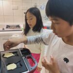 Kate Pang Instagram – 巨蟹座♋️真的很居家，每次在廚房裡煮飯，會主動進來幫忙切菜、洗米的都是哥哥，妹妹大部分都是負責貪吃的表情，好啦！今天有幫忙倒一次麵糊，也算有付出，不過能把食物吃完，也是功德一件。

#新好男人 #馨好男人 #adenchen #巨蟹 #cancer #未來媳婦有福了 #請抽號碼牌