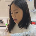Kate Pang Instagram – 巨蟹座♋️真的很居家，每次在廚房裡煮飯，會主動進來幫忙切菜、洗米的都是哥哥，妹妹大部分都是負責貪吃的表情，好啦！今天有幫忙倒一次麵糊，也算有付出，不過能把食物吃完，也是功德一件。

#新好男人 #馨好男人 #adenchen #巨蟹 #cancer #未來媳婦有福了 #請抽號碼牌