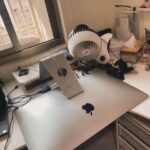 Kate Pang Instagram - 地震发生时，我在车上等红灯，突然觉得车子引擎好像坏了….怎么一直在抖～～眼角余光看到旁边旧大楼整栋在晃，我不知道该闯红灯离开还是继续乖乖等红灯，这个时候真的度日如年，看到地震一直没停，对不起，我就闯红灯右转逃跑了…. 因为没带手机，很担心老公一个人在家怎么了，该不会房子塌了吧！路上看到的街景依旧，我们家应该没事吧！不知道孩子在学校会害怕吗？地震结束了吗？之后还会更严重吗？ 看到家里东西倒塌成这样，心想，地震当时，待在家应该也会吓出一身膽，很幸运的是，我们人都平安，家人、朋友也都没事，虽然老公电脑萤幕破了，但我们的switch掉在被地震摇开的抽屉，红星大奖、亚洲电视大奖奖杯都掉在纸箱上，只了一个小角，掉了一颗水晶，滚得老远的玻璃花瓶和洗面乳，也完全没有碎，还有我墙壁架子上满满的玻璃瓶，都完好无缺，真的lucky到不行。 谢谢大家关心，我们一切安好，也祈祷不再传出灾情，祝愿大家平平安安。 #人类真的很渺小 #惊魂未定 #大自然的力量 #敬天 #抽屉是地震震开的