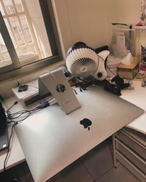 Kate Pang Instagram - 地震发生时，我在车上等红灯，突然觉得车子引擎好像坏了….怎么一直在抖～～眼角余光看到旁边旧大楼整栋在晃，我不知道该闯红灯离开还是继续乖乖等红灯，这个时候真的度日如年，看到地震一直没停，对不起，我就闯红灯右转逃跑了….

因为没带手机，很担心老公一个人在家怎么了，该不会房子塌了吧！路上看到的街景依旧，我们家应该没事吧！不知道孩子在学校会害怕吗？地震结束了吗？之后还会更严重吗？

看到家里东西倒塌成这样，心想，地震当时，待在家应该也会吓出一身膽，很幸运的是，我们人都平安，家人、朋友也都没事，虽然老公电脑萤幕破了，但我们的switch掉在被地震摇开的抽屉，红星大奖、亚洲电视大奖奖杯都掉在纸箱上，只了一个小角，掉了一颗水晶，滚得老远的玻璃花瓶和洗面乳，也完全没有碎，还有我墙壁架子上满满的玻璃瓶，都完好无缺，真的lucky到不行。

谢谢大家关心，我们一切安好，也祈祷不再传出灾情，祝愿大家平平安安。

#人类真的很渺小 #惊魂未定 #大自然的力量 #敬天 #抽屉是地震震开的