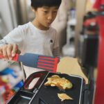 Kate Pang Instagram – 巨蟹座♋️真的很居家，每次在廚房裡煮飯，會主動進來幫忙切菜、洗米的都是哥哥，妹妹大部分都是負責貪吃的表情，好啦！今天有幫忙倒一次麵糊，也算有付出，不過能把食物吃完，也是功德一件。

#新好男人 #馨好男人 #adenchen #巨蟹 #cancer #未來媳婦有福了 #請抽號碼牌