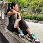 Kate Pang Instagram - 每天生活在都市，很便利很充实，但身处大自然，才真的有放松的感觉，呼吸新鲜的空气，眼前尽是碧绿的树林和清澈的湖水，看了心曠神怡。 不要忘記自己是大自然的一部分，每一種動物，包括人類都是地球的客人，我們擁有了享受大自然的幸運，也有義務去愛惜它，讓地球生生不息，環境永續。 👟： @asicssg @asics_sportstyle_sg