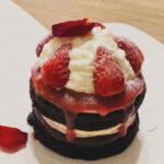 Kate Pang Instagram - 去年，我跟安迪结婚10周年，但我们一直以为是9年…….直到Aden倒算回去才发现😅。 每次都忘记结婚纪念日的我们，好像也不太需要特别在这天来个仪式感，每天吃早餐时，可以一起看戏、讨论戏，就觉得很幸福。 两人世界多了两个孩子，当然有苦有乐，有压力有甜蜜💕，很感恩，安迪是个脾气很好，修养极佳的人，无论他压力多大，从来不曾对我发过一次脾气，当我发飙的时候，还可以握着我的手帮助我冷静，有这样的伴侣，此生足矣。 平常没有制造浪漫的习惯，但偶尔看经过卖甜点的，他都会带一个给我，也不见得有小孩的份🤣，我想他疼我应该比疼孩子多吧！ 今天从外面回来的安迪，又拿了这个可爱的小蛋糕给我，正在准备晚餐的我，心里真的很感动，没有别的，就纯粹他心里有我，略施小惠，就心甘情愿做牛做马，开心的继续做饭去。 结婚的时候，我们没有宴客、没有钻戒没有穿婚纱拍照，婚后生活也过得很简单朴实，跟大部分新加坡人一样，买组屋，孩子念政府幼儿园，我们没有特别华丽的生活，但拥有比钻石更闪亮的每一天，因为家里气氛永远充满欢乐。 时时怀着一颗感恩的心，就觉得自己好幸福，感恩一切，感恩有你。 @andiechen #不好意思妈妈一下就吃完了 #没留给孩子一口 #怕不够吃 #我好坏