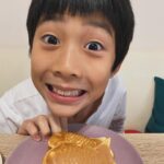 Kate Pang Instagram – 巨蟹座♋️真的很居家，每次在廚房裡煮飯，會主動進來幫忙切菜、洗米的都是哥哥，妹妹大部分都是負責貪吃的表情，好啦！今天有幫忙倒一次麵糊，也算有付出，不過能把食物吃完，也是功德一件。

#新好男人 #馨好男人 #adenchen #巨蟹 #cancer #未來媳婦有福了 #請抽號碼牌