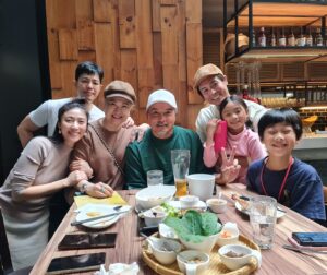 Kate Pang Instagram - 好難得可以聚在一起，看到新加坡好久不見的朋友，真的很開心，希望你們常來台灣拍戲，我們可以常相聚！😘😘😘

#happygathring