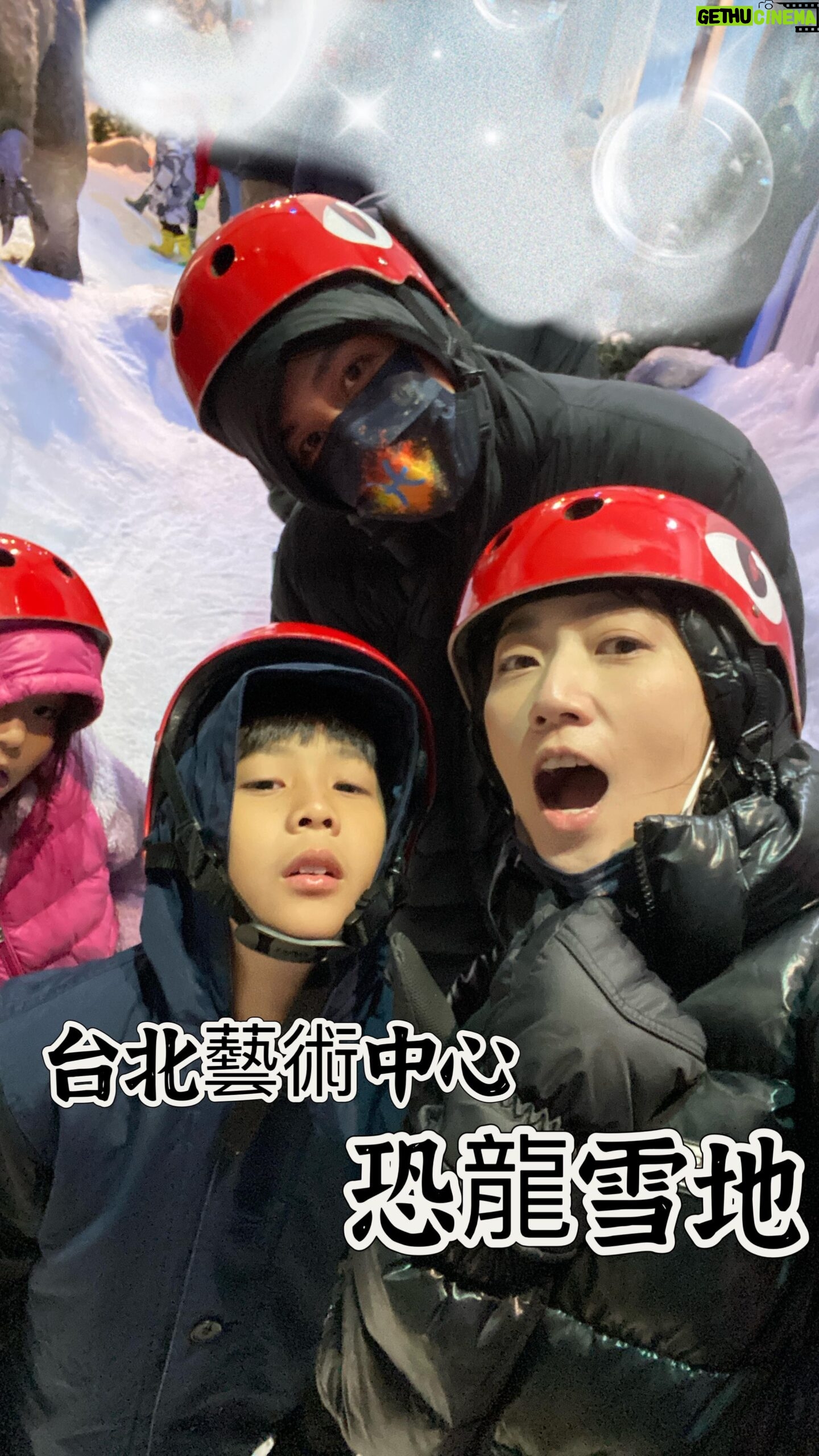 Kate Pang Instagram - 妹妹每次看到什么剧场、表演的,就会一直求我买票让她去看,这次 #台北表演藝術中心 的 #侏羅紀恐龍雪世界 ,也是拜她所賜,前一天晚上,準備防寒衣物時,她說要穿公主紗裙,我請她改成緊身褲,她還哭著說不想去看恐龍了,實在很想揍她。 隔天,進入了恐龙雪世界,真的是冷到吱吱叫,排隊玩 #泳圈溜滑梯(我自己亂取的),还一直说手很冷,不想握泳圈扶手,一直吵着说不要排队了,妈妈再次拳头握紧…👊,还好爸爸在,还可以陪着她一起溜下来,我的眼泪也差点流下来😭。 结束寒冷的行程,到艺术中心楼上 #ACME @acme.taipei 用餐,之前跟妹妹同学来过,觉得环境和气氛都很好,而且餐点新鲜美味,pizza🍕、Pasta 、salad和每一样前菜都超级好吃,很有大自然的风味,感觉好像来到澳洲的餐厅,但我太饿所以没拍什么照片~~🫣 离开前,应哥哥要求,我们走进艺术中心的参观环形路线,原本以为只是一条穿越展馆的走廊,没想到还可以窥视剧场幕前幕后的工作,整条路线也非常有设计感,还有互动式游戏,实在太惊喜了!(但里面禁止拍照📷录影📹…..所以….) 因为台北表演艺术中心与儿童新乐园非常近,所以又花了4分钟车程前往乐园去玩妹妹最爱的密室逃脱。 结束一天忙碌的行程,回家路上,倾盆大雨,经过我们身旁的车,飞快的车轮🛞一直把地上积水喷在我们车上,整片挡风玻璃都被洗得干干净净……. 睡前,问孩子今天最好玩的是什么,妹妹说是那个她一直吵着不想玩的 #泳圈溜滑梯🛝🛟 ,哥哥说是地上积水洗车🚗…… 回到家,我跟安迪累趴在沙发,小孩竟然还有体力去邻居家玩,我真的老了吗? #台北表演藝術中心 #很漂亮的表演廳 #裡面小書店也很精彩 #停車費頗貴就是