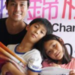 Kate Pang Instagram – 今年母親节，整个周末都在体育馆度过，当孩子的拉拉队。

某天晚上，念幼儿园的妹妹说想学后空翻，我就找了几间儿童体操🤸去试上，没想到，就这样一个念头，我们练了四年，连哥哥也栽了进去。

前几年，老师问我们要不要参加比赛，哥哥说都可以，妹妹说不要，后来看到同学纷纷拿奖状、奖牌🏅还有奖杯🏆，妹妹羨慕的说「我也想要奖牌」….于是，去年开始就报名参加了 #台北市體操盃青年錦標賽 ，两个孩子还搞不清楚比赛是怎么回事，每次练习都一直嘻嘻哈哈，到了比赛结束，哥哥得了一面铜牌🥉，妹妹惨遭滑铁卢，两个都发了狠说明年要得金牌🎖️，孩子的一句话，妈妈也只好再硬着头皮，报名参加今年比赛，放学后赶着回家晚餐，赶着练习，赶着睡觉，日复一日。

今年，看到两个孩子态度改变很多，对这件事的态度开始严肃，也很努力想突破自己一直做不到的事，虽然没有做到100%完美动作，但也没有比平常练习更多的失误，看得出他们皮有绷紧，想做到最好。

这次比赛项目跳箱、弹跳床和单杠，看起来好像很容易，但在练习过程，孩子们不知流了多少眼泪和汗水，也好几次吵着说不要比赛了，虽然很心疼，但妈妈也希望你们可以有更多面对困难的韧性，一直告诉你们不可以放弃，就算再苦再难，我们一定要做到自己的最好，把比赛完成，真的不喜欢，下次我们就不比了，但说到的事，一定要坚持做到，比赛不是只有一个人的努力，这是老师的用心、妈妈的时间和爸爸辛苦工作的团队合作，任何一个人的放弃，就是辜负所有人的付出，就这样，熬到了今天。

这次妹妹先比完，获得一面银牌🥈，心情比上次好太多，我也松了一口气，没想到今天哥哥比完，成绩意外的好，不但三项都获得银牌🥈，还有总成绩全能银牌奖座，妹妹一得知消息就崩溃了，她觉得自己不够好，但….前一天明明还很开心的啊！

还好有爸爸耐心安慰她，比赛真的很靠运气，其实妹妹的动作完成度都非常高，只是其他小朋友选的难度更高，而且，本来就不应该因为哥哥成绩好而感到难过啊…..

今年真是一个难忘的母亲节，看着两个孩子在比赛中学习、成长，我们也终于收割了辛苦耕耘的果实，想说可以好好休息一下了，妹妹又来一句「我还想再比一次。」我的老天鹅啊～～～～🫠🫠🫠妈妈偶真的快累鼠惹啦～～

#有没有这么爱比赛 #一下要比一下又不要 #整人专家都没你夸张 #gymnastics #parenting #motheranddaughter  #motherandson #kandie #今年有爸爸摄影师 #三面银牌至今我还是觉得不可思议 #谢谢小品老师的教导 #happymothersday #母亲节快乐