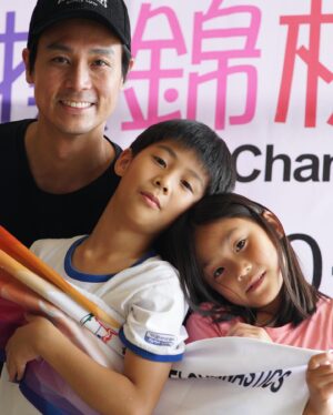 Kate Pang Instagram - 今年母親节，整个周末都在体育馆度过，当孩子的拉拉队。

某天晚上，念幼儿园的妹妹说想学后空翻，我就找了几间儿童体操🤸去试上，没想到，就这样一个念头，我们练了四年，连哥哥也栽了进去。

前几年，老师问我们要不要参加比赛，哥哥说都可以，妹妹说不要，后来看到同学纷纷拿奖状、奖牌🏅还有奖杯🏆，妹妹羨慕的说「我也想要奖牌」....于是，去年开始就报名参加了 #台北市體操盃青年錦標賽 ，两个孩子还搞不清楚比赛是怎么回事，每次练习都一直嘻嘻哈哈，到了比赛结束，哥哥得了一面铜牌🥉，妹妹惨遭滑铁卢，两个都发了狠说明年要得金牌🎖️，孩子的一句话，妈妈也只好再硬着头皮，报名参加今年比赛，放学后赶着回家晚餐，赶着练习，赶着睡觉，日复一日。

今年，看到两个孩子态度改变很多，对这件事的态度开始严肃，也很努力想突破自己一直做不到的事，虽然没有做到100%完美动作，但也没有比平常练习更多的失误，看得出他们皮有绷紧，想做到最好。

这次比赛项目跳箱、弹跳床和单杠，看起来好像很容易，但在练习过程，孩子们不知流了多少眼泪和汗水，也好几次吵着说不要比赛了，虽然很心疼，但妈妈也希望你们可以有更多面对困难的韧性，一直告诉你们不可以放弃，就算再苦再难，我们一定要做到自己的最好，把比赛完成，真的不喜欢，下次我们就不比了，但说到的事，一定要坚持做到，比赛不是只有一个人的努力，这是老师的用心、妈妈的时间和爸爸辛苦工作的团队合作，任何一个人的放弃，就是辜负所有人的付出，就这样，熬到了今天。

这次妹妹先比完，获得一面银牌🥈，心情比上次好太多，我也松了一口气，没想到今天哥哥比完，成绩意外的好，不但三项都获得银牌🥈，还有总成绩全能银牌奖座，妹妹一得知消息就崩溃了，她觉得自己不够好，但....前一天明明还很开心的啊！

还好有爸爸耐心安慰她，比赛真的很靠运气，其实妹妹的动作完成度都非常高，只是其他小朋友选的难度更高，而且，本来就不应该因为哥哥成绩好而感到难过啊.....

今年真是一个难忘的母亲节，看着两个孩子在比赛中学习、成长，我们也终于收割了辛苦耕耘的果实，想说可以好好休息一下了，妹妹又来一句「我还想再比一次。」我的老天鹅啊～～～～🫠🫠🫠妈妈偶真的快累鼠惹啦～～

#有没有这么爱比赛 #一下要比一下又不要 #整人专家都没你夸张 #gymnastics #parenting #motheranddaughter  #motherandson #kandie #今年有爸爸摄影师 #三面银牌至今我还是觉得不可思议 #谢谢小品老师的教导 #happymothersday #母亲节快乐