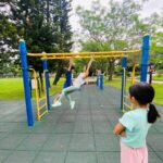 Kate Pang Instagram - 带孩子去公园玩，每次看他们像猴子🐒一样爬来爬去，我心里真的很羡慕，因为小时候的我非常怕高，我这辈子从来没有爬到monkey bar上面过。 今天儿子说：「馬麻，我教你。」然後一個一個步驟做給我看，跟著兒子的步伐，我心驚膽跳的爬上去了！（左滑⬅️）兒子很自在的在上面走來走去，还躺在我身上，让我开始渐渐有了安全感，上面的风景，还真是不错。 谢谢孩子给我突破自我的机会和力量，也很幸运，因为有了他们，我才会想一直像个孩子一样地玩耍，感恩现在还有力气跟他们运动，希望这样的体力可以维持下去。 👟： @asicssg @asics 👖： @asicssg @asics #asicssg
