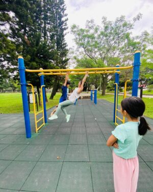 Kate Pang Instagram - 带孩子去公园玩，每次看他们像猴子🐒一样爬来爬去，我心里真的很羡慕，因为小时候的我非常怕高，我这辈子从来没有爬到monkey bar上面过。

今天儿子说：「馬麻，我教你。」然後一個一個步驟做給我看，跟著兒子的步伐，我心驚膽跳的爬上去了！（左滑⬅️）兒子很自在的在上面走來走去，还躺在我身上，让我开始渐渐有了安全感，上面的风景，还真是不错。

谢谢孩子给我突破自我的机会和力量，也很幸运，因为有了他们，我才会想一直像个孩子一样地玩耍，感恩现在还有力气跟他们运动，希望这样的体力可以维持下去。

👟： @asicssg @asics 
👖： @asicssg @asics 

#asicssg