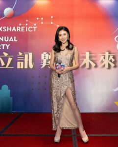 Kate Pang Instagram - 感恩有幸主持 #立訊精密 尾牙，全場氣氛high到我燒聲～～立訊的同仁和長官都好活潑可愛，個個能歌善舞，大家都可以出道了啦！ Fitting的時候，同事說我變胖了，我還不相信，看到照片，真嚇一跳，但我個人蠻欣賞自己肉肉的身材，看起來非常富貴，還有我強健的小腿肌，根本就是健康活力的代表，難怪小孩的同學每次都揪我玩鬼抓人，還有一堆體能競技，除了我，你們還有更好的選擇嗎？🤣🤣🤣 #伊林娛樂 #主持 #尾牙 #katepang #蕾馨 #host #不健身卻有健美小腿的女子 #活力十足 #富貴身材 #luxshareict @eelinofficial hair & makeup ： @ruiizzz