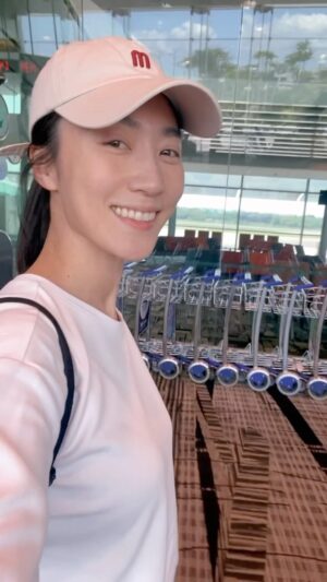 Kate Pang Instagram - 好開心又回來新加坡🇸🇬了！聞到香香的機場，心情好好～～～～連廁所都是香的～～～😌😌

我要把所有想念的local food一次吃好吃🈵～～～

#魔鬼魚 #水粿 #laksa #咖喱魚頭 #咖喱菜 #咖喱雞 #蝦醬雞 #烤鸡翅膀 #satay #rotiprata #kopio #tehcsiewdai #吃不完的美食 #新加坡 #singapore🇸🇬 #katepang #蕾馨