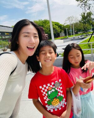 Kate Pang Instagram - 开车🚗带孩子游中南部的台湾，在高速公路休息站，看到 #人生飲料機 ，最喜欢这种盲盒的哥哥说想买看看，我早就料到肯定不会是我们喜欢的饮料，但...人生只有一次，就让他体验看看， #redbull 掉下来的时候，哥哥表情真的很逗，他失望的把饮料拿给我说“妈妈，这个给你喝吧！”

还真的很适合开长途的我～🤣🤣

#台湾高速公路休息站越来越美 #我最爱的清水休息站竟然在整修 #但有全台最大711 
#自駕遊 #爸爸工作 #少一個司機 @andiechen