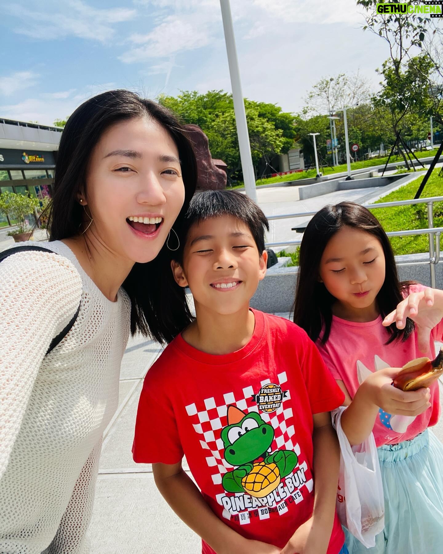 Kate Pang - 638 Likes - 开车🚗带孩子游中南部的台湾,在高速公路休息站,看到 #人生飲料機 ,最喜欢这种盲盒的哥哥说想买看看,我早就料到肯定不会是我们喜欢的饮料,但...人生只有一次,就让他体验看看, #redbull 掉下来的时候,哥哥表情真的很逗,他失望的把饮料拿给我说“妈妈,这个给你喝吧!”
还真的很适合开长途的我~🤣🤣
#台湾高速公路休息站越来越美 #我最爱的清水休息站竟然在整修 #但有全台最大711
#自駕遊 #爸爸工作 #少一個司機 @andiechen