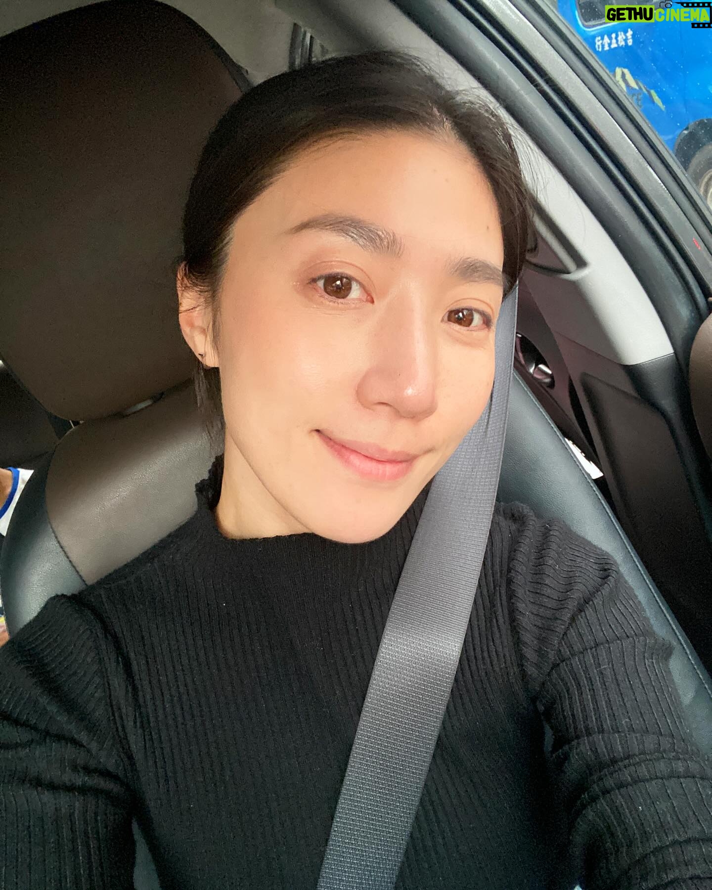 Kate Pang Instagram - 忙碌的媽媽一直擠不出時間去做臉,一聽說有可以同時完成清潔、護膚和加強保濕的最新一代海菲秀Syndeo™療程,這真的太棒了! 趁著接小孩放學之前的空檔,到越診所來改頭換面一下,療程結束後,看到自己的臉有多髒,真的太療癒了~~~天哪~我是沒有在洗臉嗎?也太恐怖了~~~ 更恐怖的是,我本來已經覺得自己皮膚夠好了,做完療程回家洗臉的時候,我被滑嫩的感覺嚇到,原來我還可以再更上一層樓,整張臉都摸不到顆粒耶! 醫美級的護膚果然不一樣,上起妝來也超級服貼的,感覺肌膚好水嫩,實在太神奇了。 最新一代海菲秀 Syndeo™為什麼這麼強呢? #Hydrafacial #海菲秀 有一個「#專利渦漩注入技術」,讓精華液注入肌底的同時,也能讓皮屑、皮脂、殘留底妝等髒污立即脫落,賦予肌膚滋潤與抗氧化防護力。 而新一代海菲秀還 #添加微量胜肽:3道精華液全面升級,更添加微量元素胜肽,能發揮緊緻肌膚的功效。 而且為了確保消費者是真的使用原廠精華液,精華液瓶裡面是有裝設置晶片的!😱😱😱唯有原廠儀器+原廠精華液才能使儀器運作,確保療程中皆是使用原廠專利備品,是不是很厲害?! 愛美,但又擠不出時間的朋友,趕快到 @lexcellence888 體驗看看!真的會被自己的好皮膚嚇到喔~~😝😝😝 #越診所 #越醫療美學 #美的事務所 #超越制式 #海菲秀 #HydrafacialSyndeo