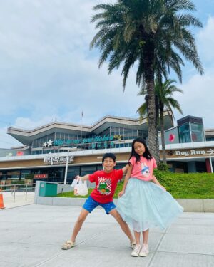 Kate Pang Instagram - 开车🚗带孩子游中南部的台湾，在高速公路休息站，看到 #人生飲料機 ，最喜欢这种盲盒的哥哥说想买看看，我早就料到肯定不会是我们喜欢的饮料，但...人生只有一次，就让他体验看看， #redbull 掉下来的时候，哥哥表情真的很逗，他失望的把饮料拿给我说“妈妈，这个给你喝吧！”

还真的很适合开长途的我～🤣🤣

#台湾高速公路休息站越来越美 #我最爱的清水休息站竟然在整修 #但有全台最大711 
#自駕遊 #爸爸工作 #少一個司機 @andiechen
