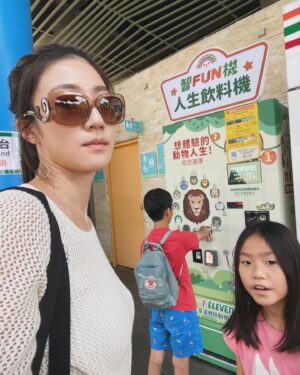 Kate Pang Instagram - 开车🚗带孩子游中南部的台湾，在高速公路休息站，看到 #人生飲料機 ，最喜欢这种盲盒的哥哥说想买看看，我早就料到肯定不会是我们喜欢的饮料，但...人生只有一次，就让他体验看看， #redbull 掉下来的时候，哥哥表情真的很逗，他失望的把饮料拿给我说“妈妈，这个给你喝吧！”

还真的很适合开长途的我～🤣🤣

#台湾高速公路休息站越来越美 #我最爱的清水休息站竟然在整修 #但有全台最大711 
#自駕遊 #爸爸工作 #少一個司機 @andiechen