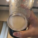 Kate Pang Instagram - 忙碌的媽媽一直擠不出時間去做臉，一聽說有可以同時完成清潔、護膚和加強保濕的最新一代海菲秀Syndeo™療程，這真的太棒了！ 趁著接小孩放學之前的空檔，到越診所來改頭換面一下，療程結束後，看到自己的臉有多髒，真的太療癒了～～～天哪～我是沒有在洗臉嗎？也太恐怖了～～～ 更恐怖的是，我本來已經覺得自己皮膚夠好了，做完療程回家洗臉的時候，我被滑嫩的感覺嚇到，原來我還可以再更上一層樓，整張臉都摸不到顆粒耶！ 醫美級的護膚果然不一樣，上起妝來也超級服貼的，感覺肌膚好水嫩，實在太神奇了。 最新一代海菲秀 Syndeo™為什麼這麼強呢？ #Hydrafacial #海菲秀 有一個「#專利渦漩注入技術」，讓精華液注入肌底的同時，也能讓皮屑、皮脂、殘留底妝等髒污立即脫落，賦予肌膚滋潤與抗氧化防護力。 而新一代海菲秀還 #添加微量胜肽：3道精華液全面升級，更添加微量元素胜肽，能發揮緊緻肌膚的功效。 而且為了確保消費者是真的使用原廠精華液，精華液瓶裡面是有裝設置晶片的！😱😱😱唯有原廠儀器＋原廠精華液才能使儀器運作，確保療程中皆是使用原廠專利備品，是不是很厲害？！ 愛美，但又擠不出時間的朋友，趕快到 @lexcellence888 體驗看看！真的會被自己的好皮膚嚇到喔～～😝😝😝 #越診所 #越醫療美學 #美的事務所 #超越制式 #海菲秀 #HydrafacialSyndeo