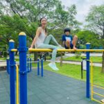 Kate Pang Instagram - 带孩子去公园玩，每次看他们像猴子🐒一样爬来爬去，我心里真的很羡慕，因为小时候的我非常怕高，我这辈子从来没有爬到monkey bar上面过。 今天儿子说：「馬麻，我教你。」然後一個一個步驟做給我看，跟著兒子的步伐，我心驚膽跳的爬上去了！（左滑⬅️）兒子很自在的在上面走來走去，还躺在我身上，让我开始渐渐有了安全感，上面的风景，还真是不错。 谢谢孩子给我突破自我的机会和力量，也很幸运，因为有了他们，我才会想一直像个孩子一样地玩耍，感恩现在还有力气跟他们运动，希望这样的体力可以维持下去。 👟： @asicssg @asics 👖： @asicssg @asics #asicssg