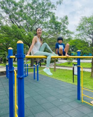 Kate Pang Instagram - 带孩子去公园玩，每次看他们像猴子🐒一样爬来爬去，我心里真的很羡慕，因为小时候的我非常怕高，我这辈子从来没有爬到monkey bar上面过。

今天儿子说：「馬麻，我教你。」然後一個一個步驟做給我看，跟著兒子的步伐，我心驚膽跳的爬上去了！（左滑⬅️）兒子很自在的在上面走來走去，还躺在我身上，让我开始渐渐有了安全感，上面的风景，还真是不错。

谢谢孩子给我突破自我的机会和力量，也很幸运，因为有了他们，我才会想一直像个孩子一样地玩耍，感恩现在还有力气跟他们运动，希望这样的体力可以维持下去。

👟： @asicssg @asics 
👖： @asicssg @asics 

#asicssg
