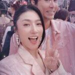 Kate Pang Instagram - 開工大吉！！🧧 新的一年，感覺旺到不能再旺了！ 感謝過去公司的支持和照顧，也謝謝所有伊林的可愛同事們的愛護，今年我們大家一起好運財運龍總來！Huat ah！ 今天的服裝，大家都說帥氣到不行，主持的時候都自帶風～～～ 👔： @yentity_official @eelinofficial #eelin #開工大吉 #團拜 #katepang #host #老公帥翻 #伊林娛樂 #感恩 #龍年行大運 #huatah